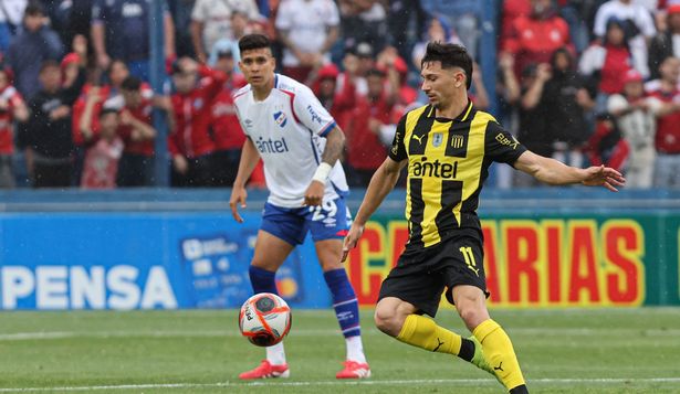 Maximiliano Silvera de Peñarol ante Nacional por la final de la Liga AUF Uruguaya