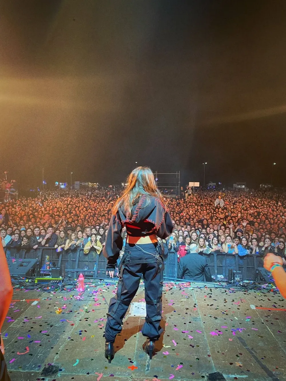 El show de María Becerra en el América Rockstars tuvo más de 4.000 personas sin distanciamiento