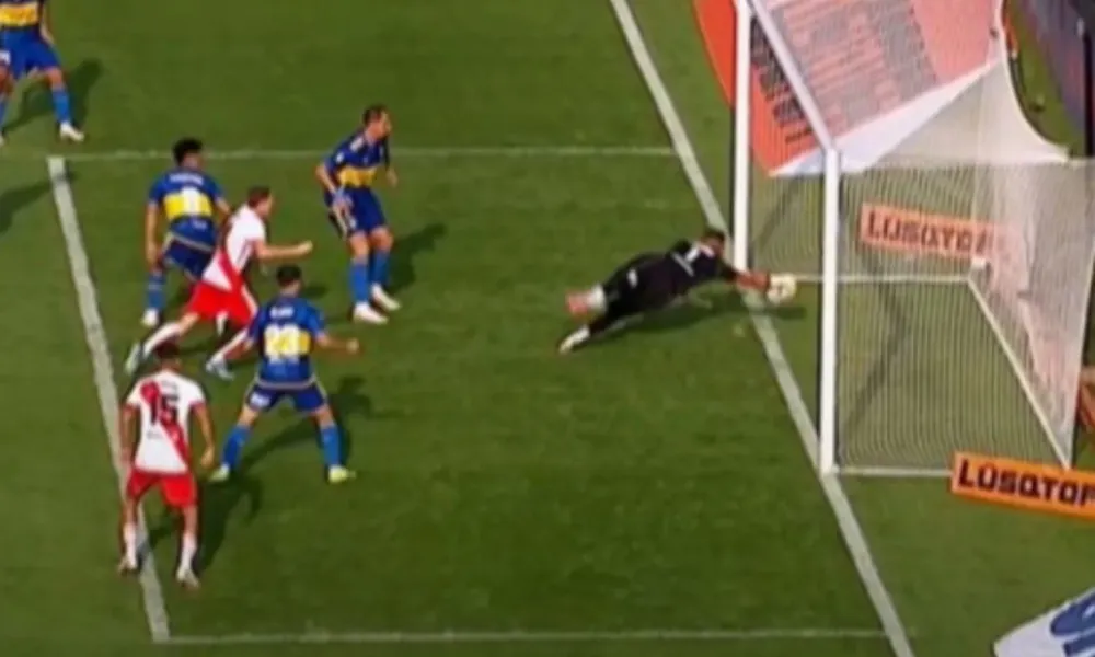 ¿Entró la pelota? El segundo gol de River fue anulado por el VAR.