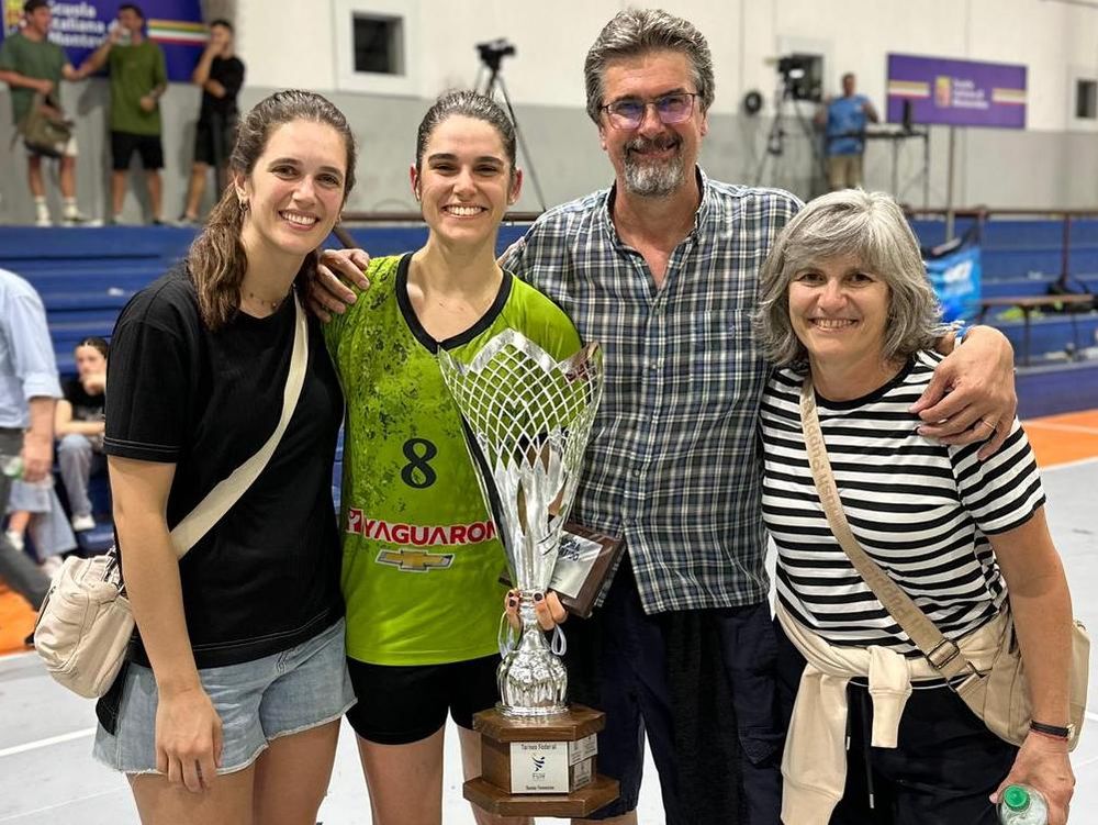 Camila Bianco con su hermana Maite, su padre Ángel y su madre Teresa