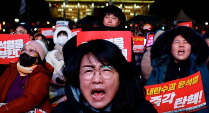 miles de personas salen a protestar en corea del sur despues de que el parlamento no destituyera al presidente