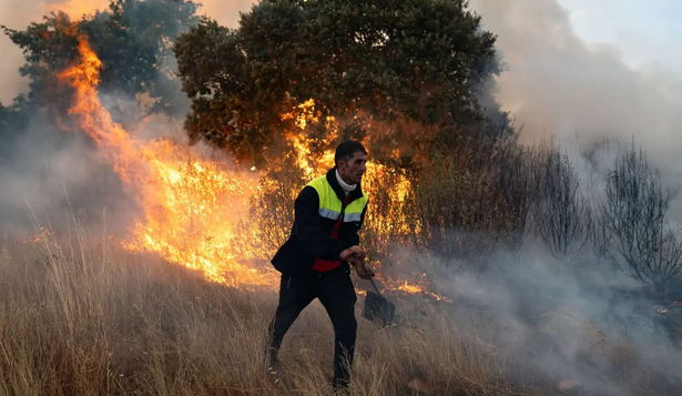Un hombre se aleja del fuego en Molezuelas de la Carballeda, en Zamora.&nbsp;