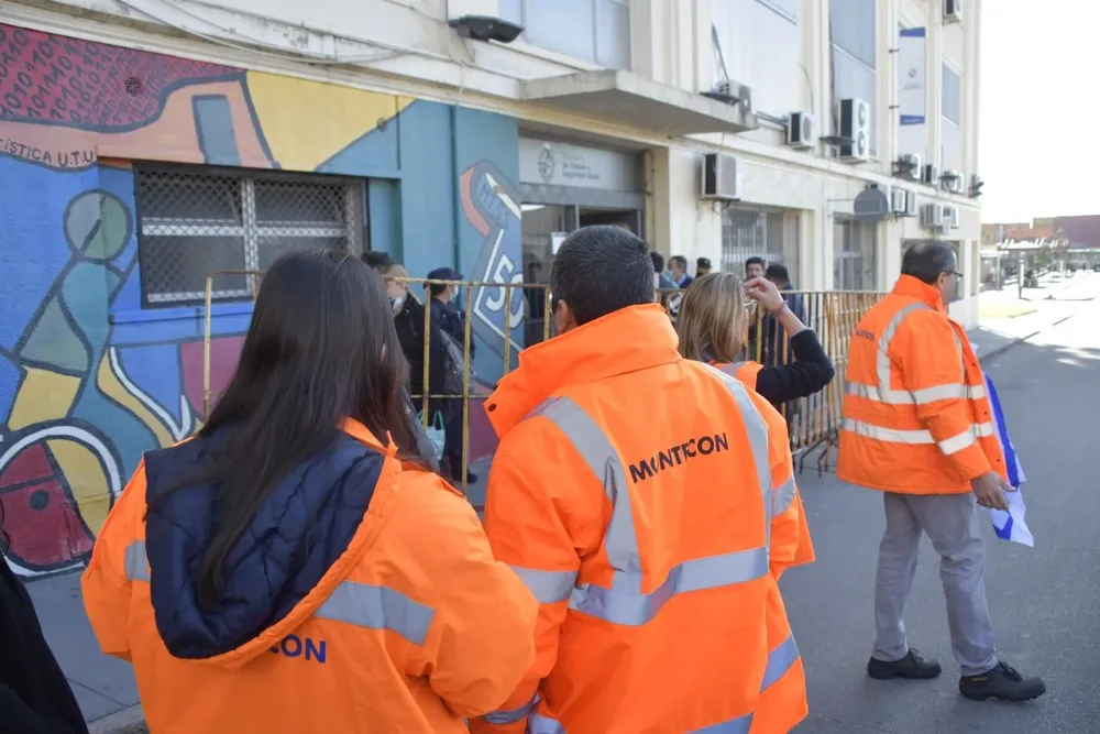 Trabajadores de Montecon movilizados frente al Ministerio de Trabajo tras el anuncio del despido de 150 trabajadores de la empresa