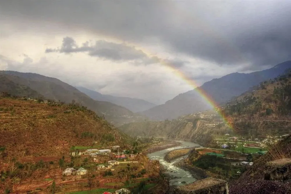Pakistán- Un arcoiris aparece en el valle de Muzaffarabad, capital de la porción de Cachemira bajo control paquistaní