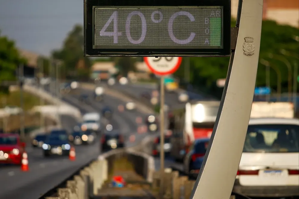 Los termómetros urbanos registran temperaturas 5°C por encima del promedio habitual para este mes