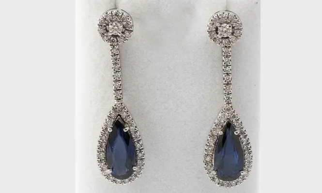 Par de caravanas de oro de 18 quilates con zafiros azules y brillantes