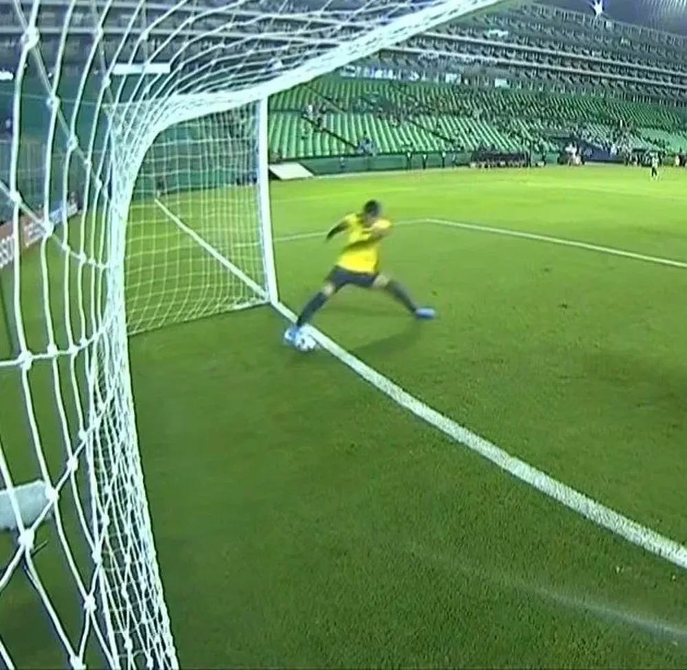 La jugada en la que Uruguay reclamó gol