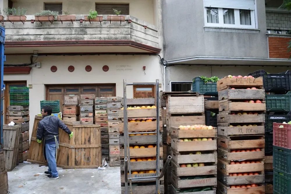 Puesto de frutas y verduras en feria.
