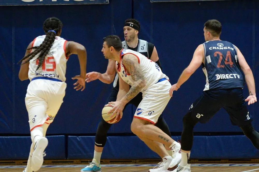 Esteban Batista ataca a Josh Boone