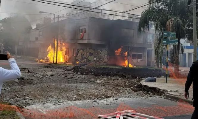 Villa Ballester: arreglaban el asfalto, explotó un caño de gas y se incendió una casa causando heridos