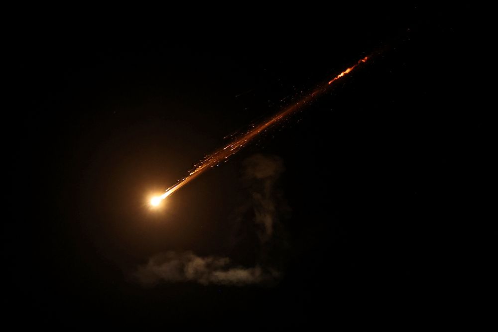 Estela de un cohete iraní en el cielo sobre Jerusalén, Israel