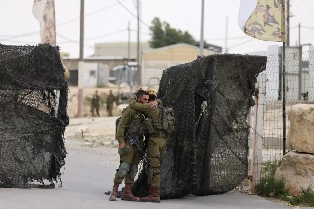 El ejército israelí dijo que no estaba claro cómo el oficial egipcio cruzó la valla fronteriza.