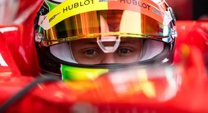 una alegria para los fans de ferrari: el hijo de schumacher gano en monza