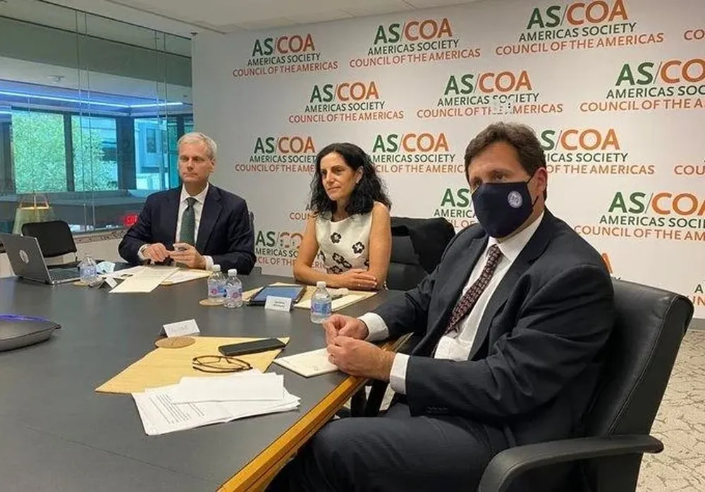 La ministra Arbeleche expuso sobre la política económica y financiera de Uruguay.