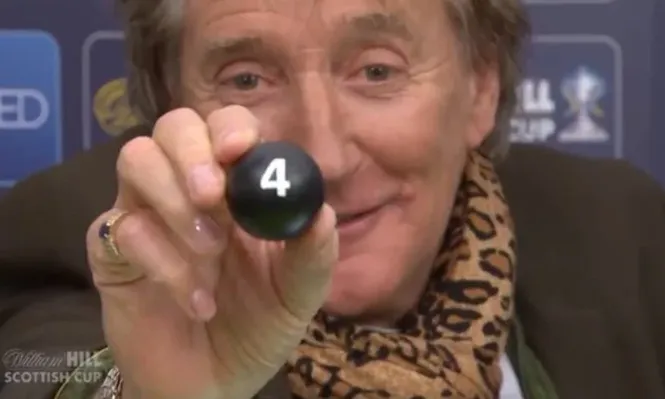 El loco sorteo de Rod Stewart en la Copa de Escocia