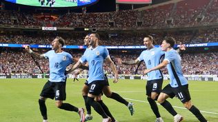 Los jugadores uruguayos festejan el gol