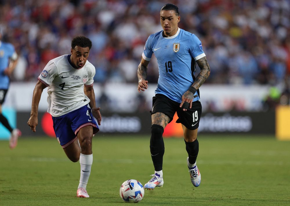 Darwin Núñez de la selección de Uruguay y Tyler Adams