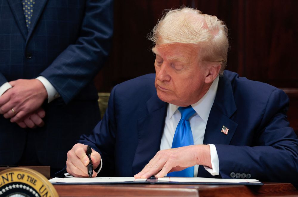 Donald Trump firma orden. AFP