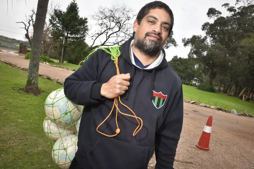 La lluvia impidió entrenar en el Complejo Malvárez y Javier cargó con todo rumbo a una cancha techada