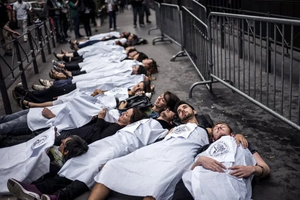 Francia Activistas de la organización que promueve los derechos de migrantes y refugiados durante una protesta afuera del edificio de la Prefectura en Lyon