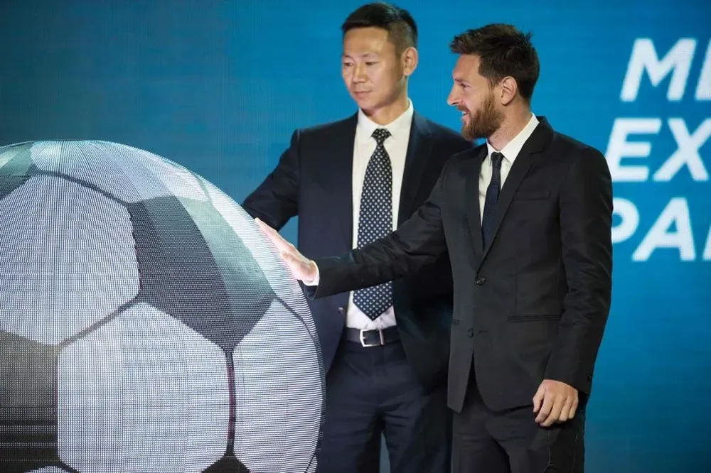 Messi durante la presentación de su nuevo parque temático