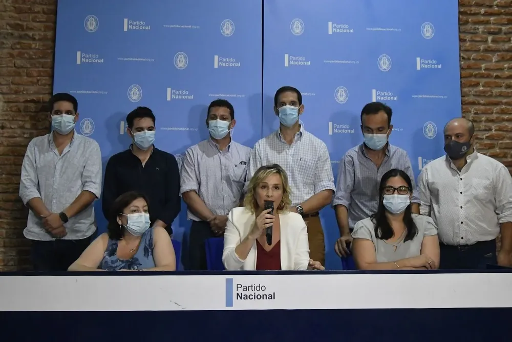 Bancada de ediles blancos junto a Laura Raffo