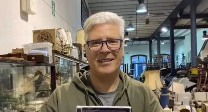Álvaro Gutiérrez con el disco que le regalaron