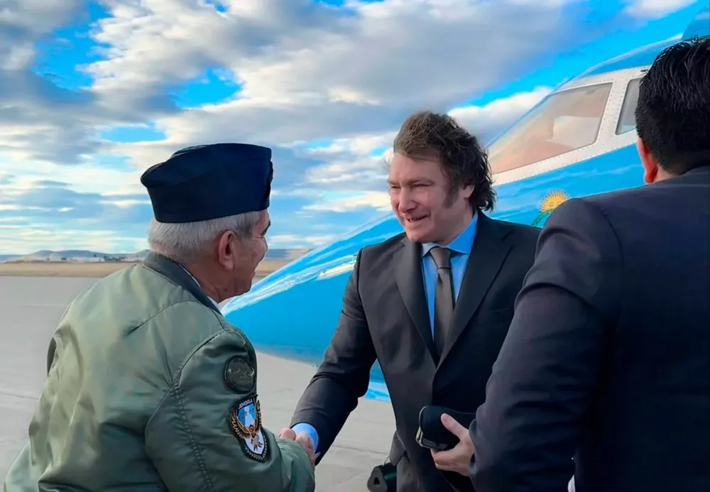 El presidente al llegar al aeropuerto de Río Gallegos