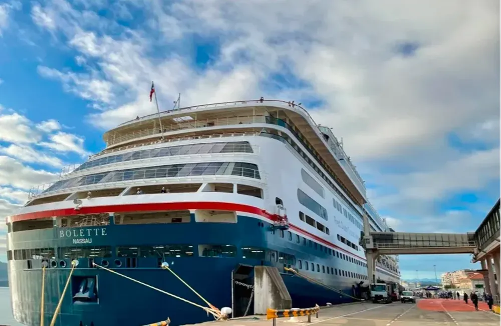 Un grupo de bolivianos no puede desembarcar en Barcelona porque su visado no es válido.