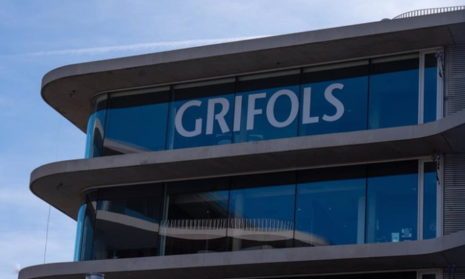 Grifols se desploma más de un 9% tras la rebaja de Moodys por el apalancamiento y gobernanza