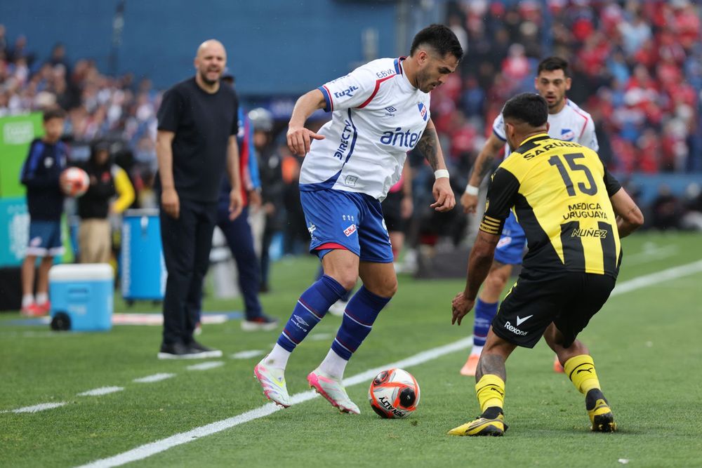 Maximiliano Gómez de Nacional ante Maximiliano Olivera de Peñarol por la final de la Liga AUF Uruguaya