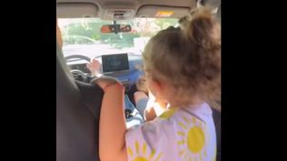 Estamos todos tomados: el jugador de Peñarol que maneja y canta canciones tribuneras junto a su pequeña hija