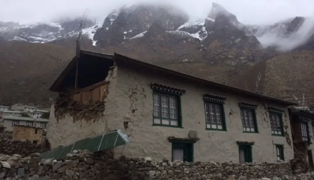 En Khumjung esperan a las autoridades para que evalúen daños.