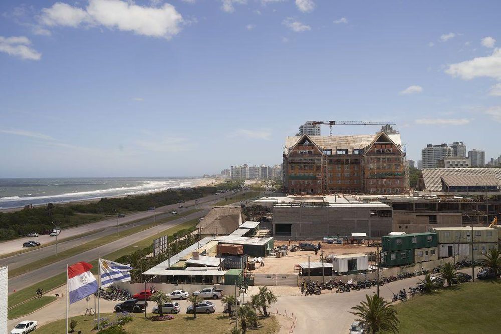 Cipriani desarrolla un complejo de casino y residencias de lujo en el balneario uruguayo de Punta del Este, reconstruyendo el icónico hotel San Rafael.