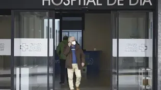 Un hombre sale con mascarilla del Hospital Álvaro Cunqueiro de Vigo