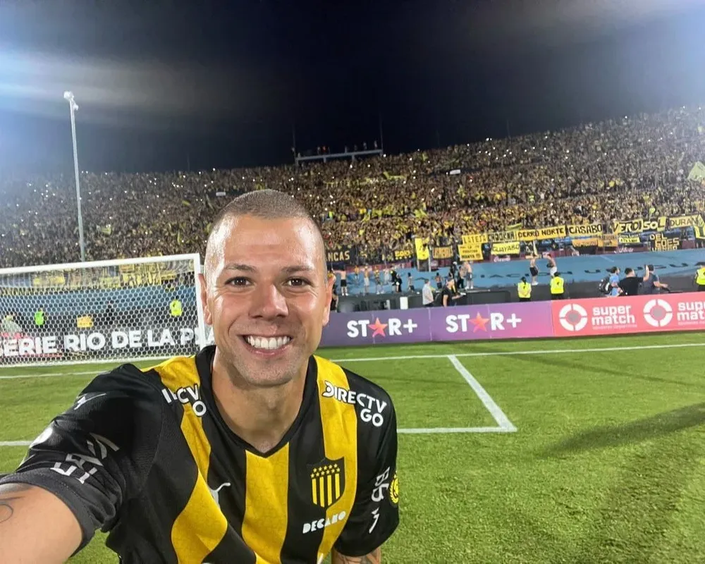 Léo Coelho festejando el triunfo en el clásico ante Nacional