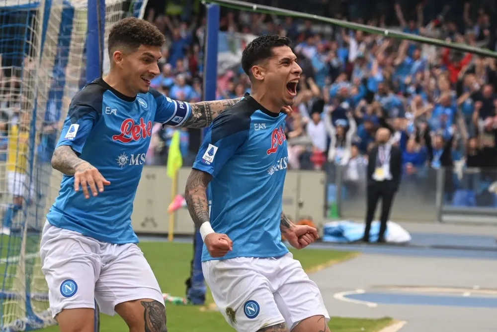 Mathías Olivera celebra su gol para Napoli que le da el título Mathías Olivera celebra su gol para Napoli que le da el título