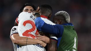 Bentancourt y Ebere celebran con Carneiro la noche goleadora del delantero de Nacional