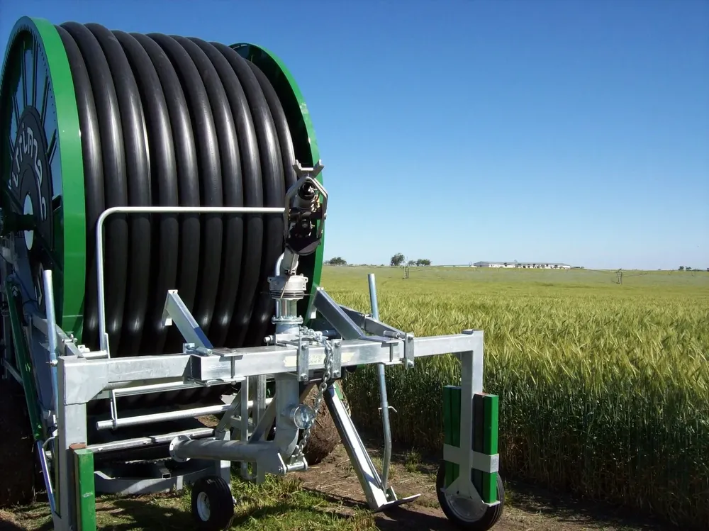 Equipo de riego en campo con trigo, en Soriano.
