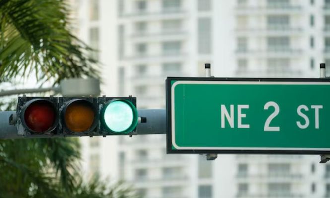 Florida busca incorporar un nuevo color a los semáforos: las razones detrás de la propuesta