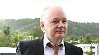 El fundador de WikiLeaks, Julian Assange, llega al Tribunal Federal de Estados Unidos en la Commonwealth de las Islas Marianas del Norte en Saipan, Islas Marianas del Norte, el 26 de junio de 2024, antes de su audiencia judicial