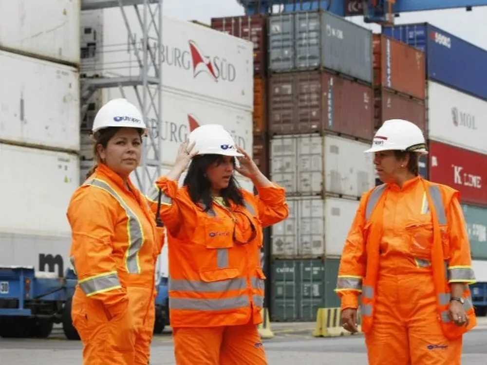 Mujeres en un puerto de contenendores