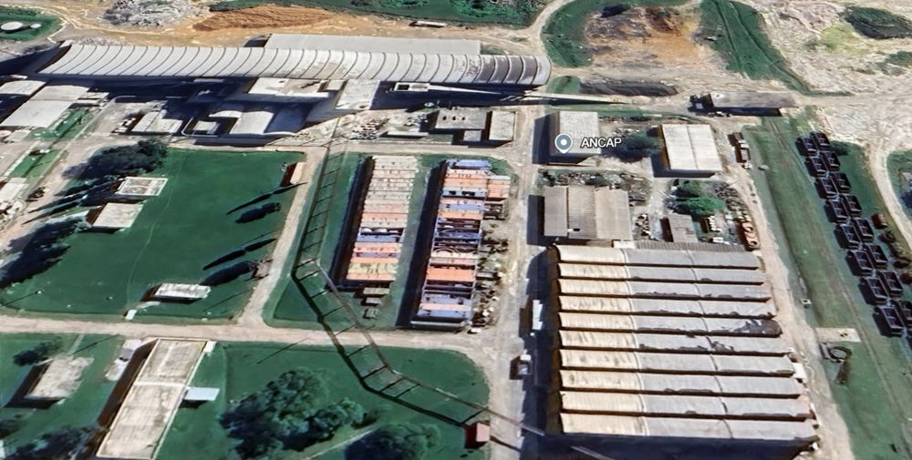 Vista aérea de la planta de Ancap en Paysandú donde están los contenedores con las piezas del horno