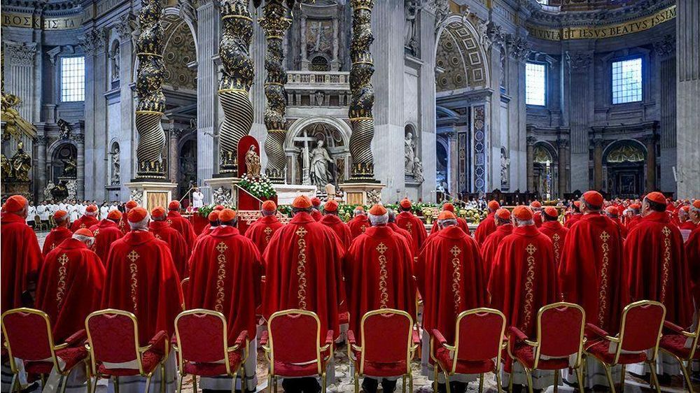 Los cardenales asisten a una misa en memoria del difunto papa Francisco en la Basílica de San Pedro, Roma.