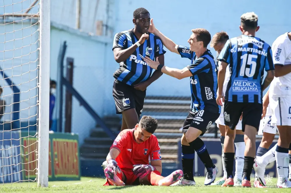Gonzalo Carneiro, delantero de Liverpool