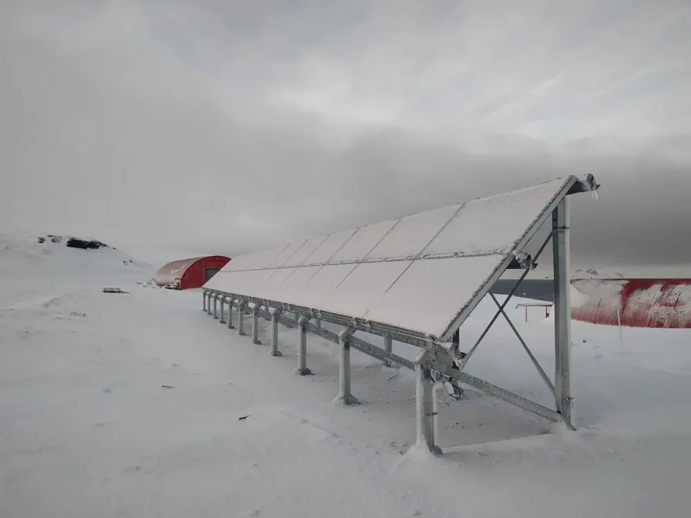 Generador fotovoltaico en la Base Artigas de la Antártida.