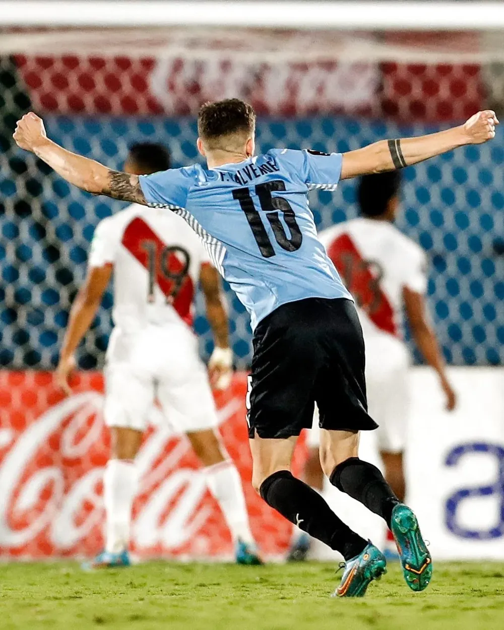 Federico Valverde celebrando el gol de De Arrascaeta contra Perú