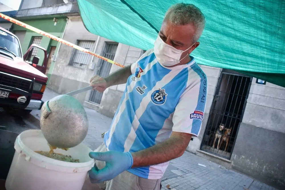 Olla popular organizada por los vecinos en el Cerro de Montevideo