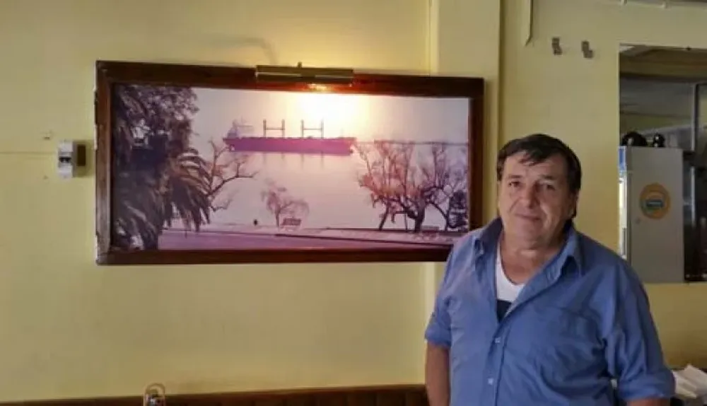 Carlos Paragua Gilardoni en su restaurante de Fray Bentos
