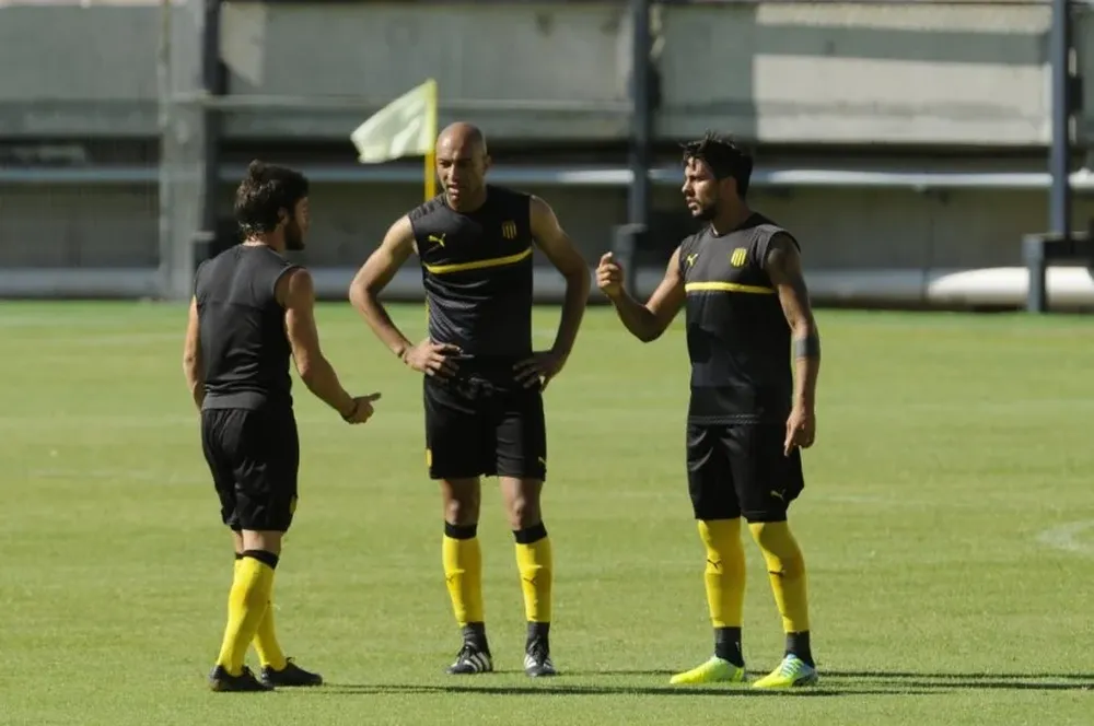 Nahitan Nandez, Ronaldo y Ramón Arias en un amistoso de pretemporada